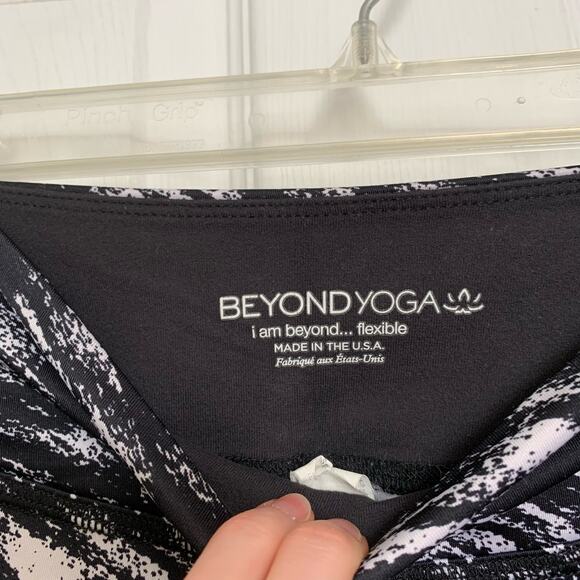 Beyond Yoga black and white static print leggings - Picture 6 of 7